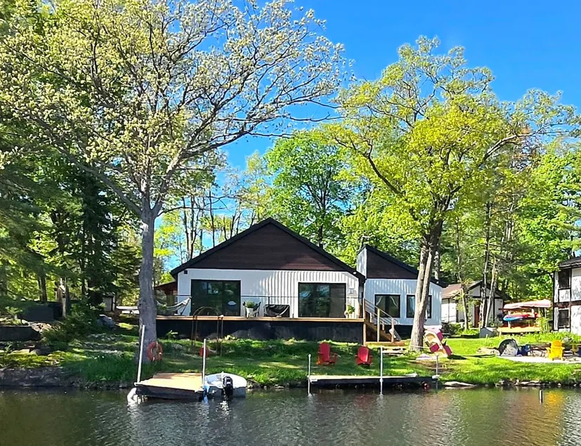 Waterfront cottage with Games Room sleeps 6-8 - Image 1