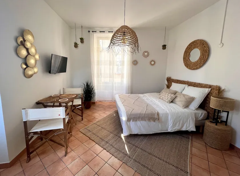 Les Cigales Accommodation, Avignon city center - Image 1