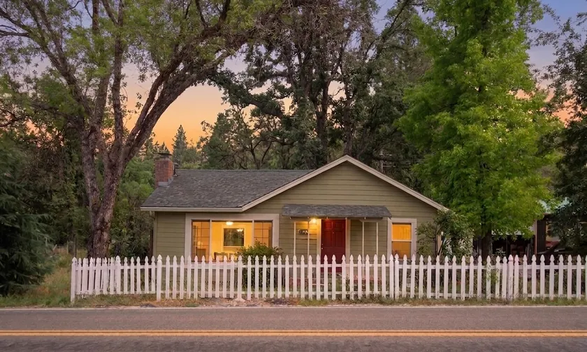 Historic Downtown Cottage | Near Yosemite | WiFi - Image 1
