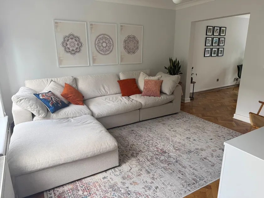 Spacious 2-Bedroom Flat Near Surbiton Station - Image 1