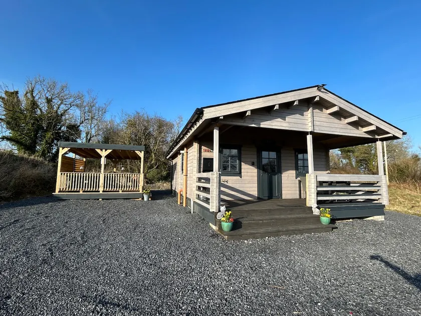 LITTLE ROCK RETREAT Log Cabin with Hot Tub - Image 1
