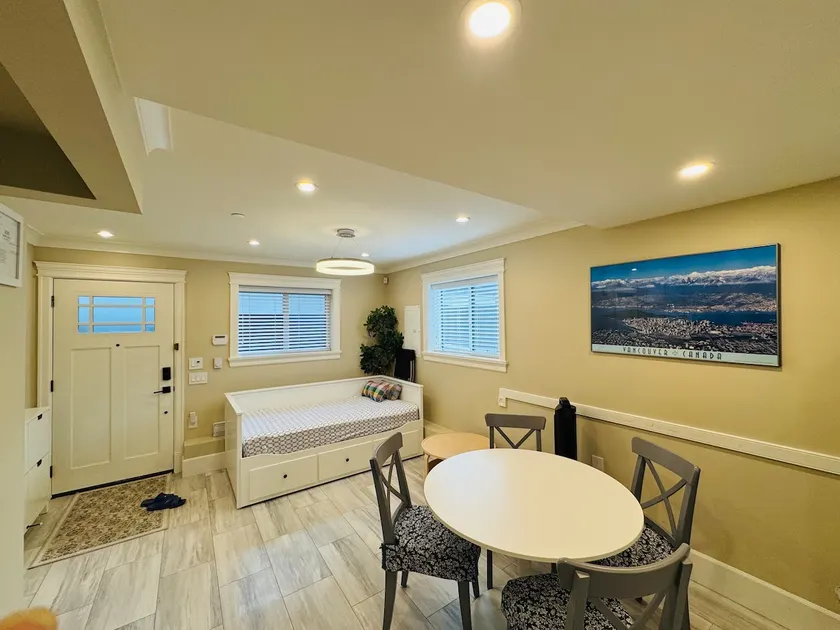Luxury home by 29th skytrain - Image 1