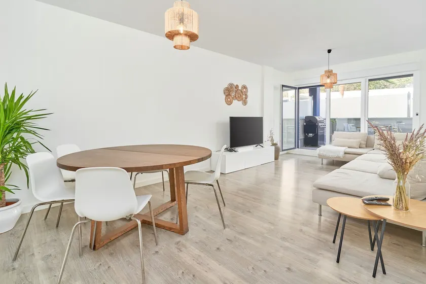 Modern beachfront apartment - Image 1