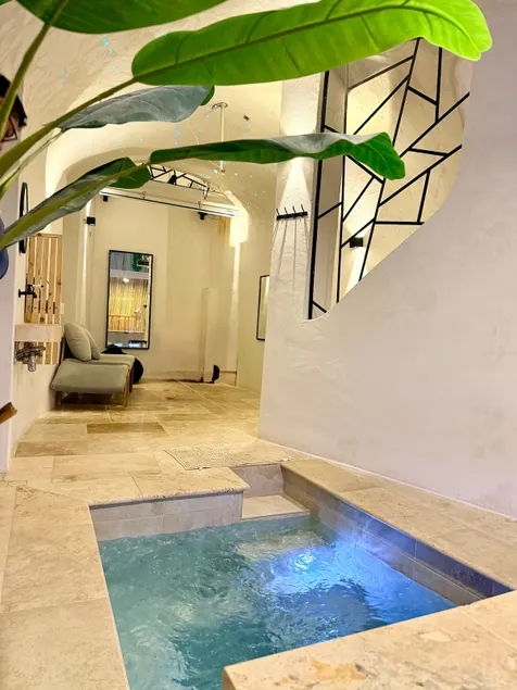 Apartment with a hot tub - Image 1
