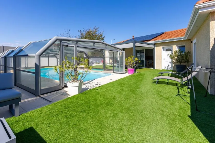 2 bedroom house with heated pool (April to October - Image 1