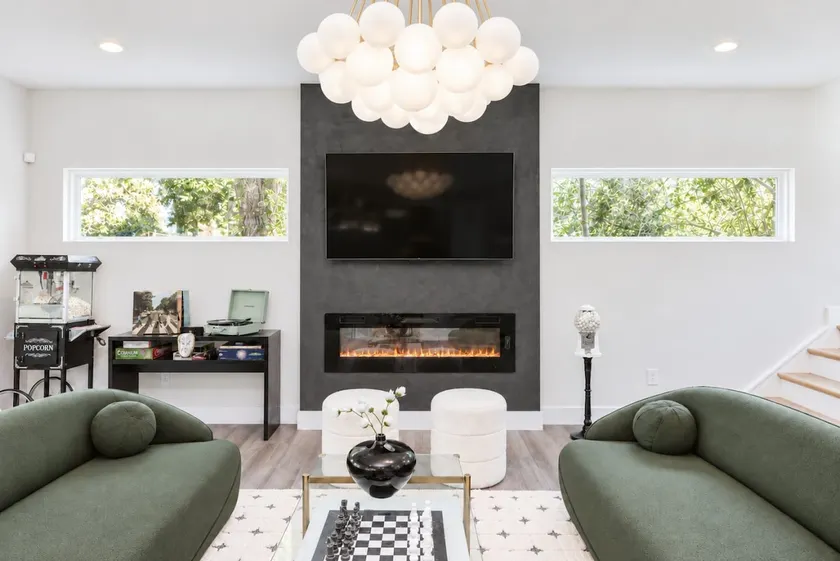Luxe 5* Home 4 Mins Duke/DPAC, King Beds, Fire Pit - Image 1
