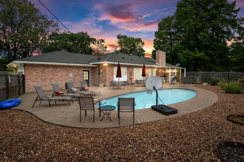 Blair's Pool House - Creve Couer Hot Tub Game Room - Image 1