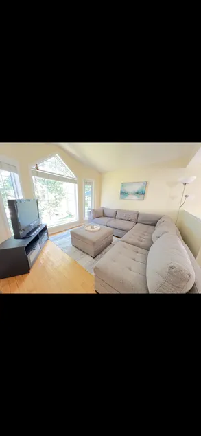 Cozy Apartment Above Garage in Calgary SE - Image 1