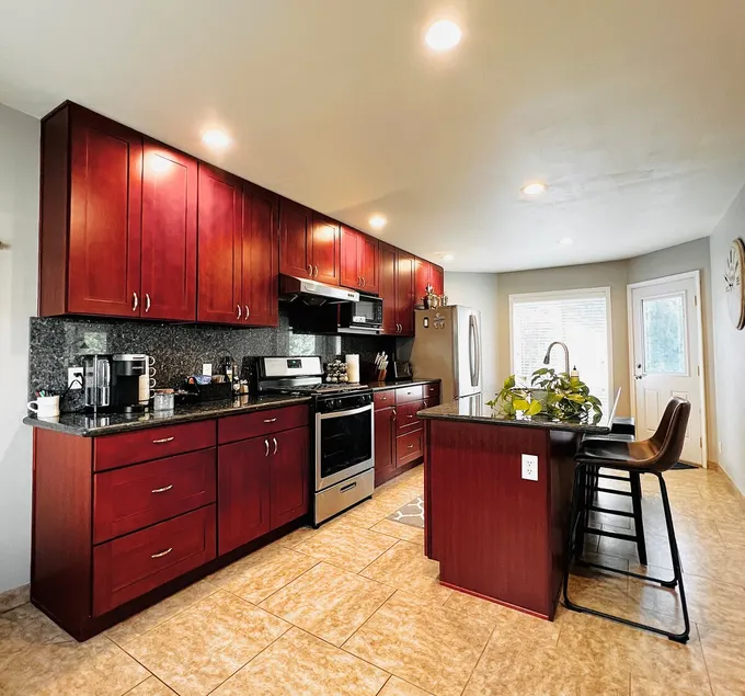 Spacious Living in Seward Park - Near Caffe & Lake - Image 1