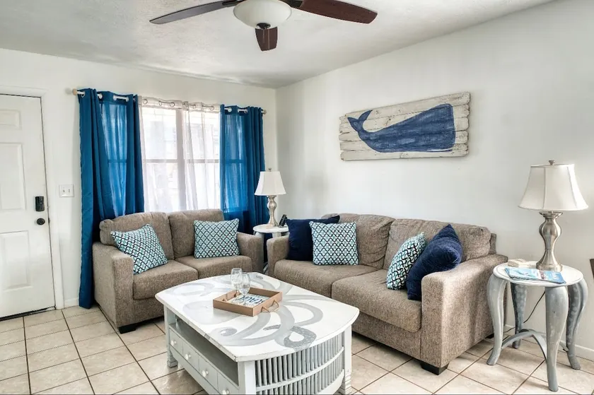 Cozy Beach Retreat with large yard - Image 1