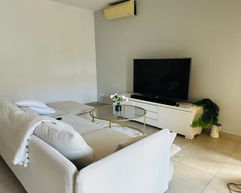 Terrace accommodation (wifi/Netflix) parking space - Image 1