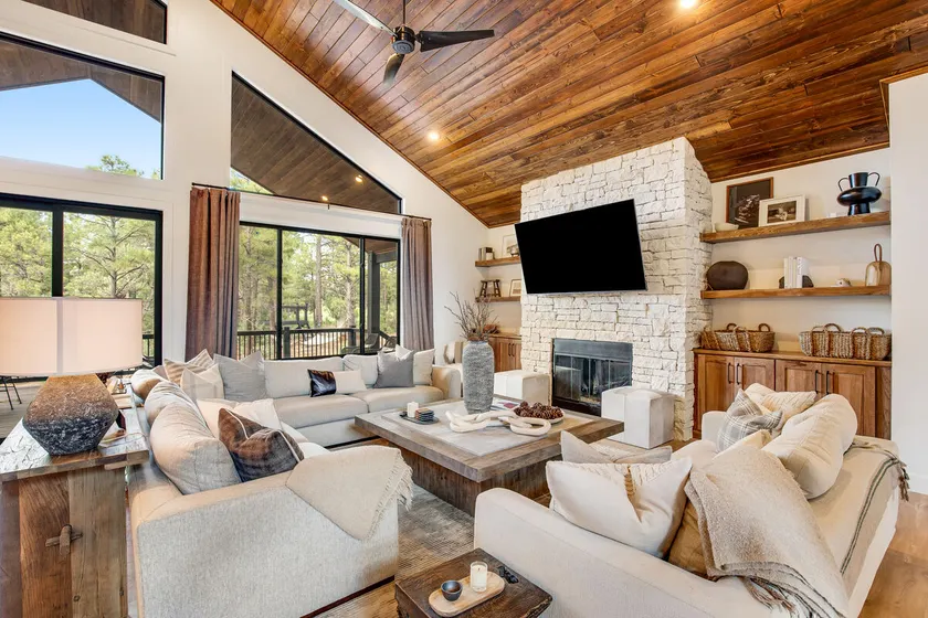 Torreon home with expansive deck - Image 1