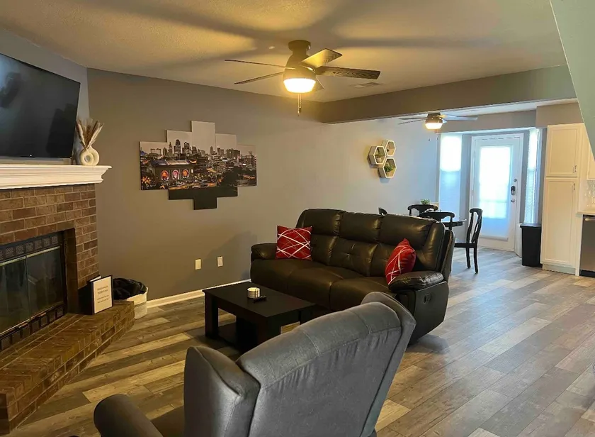 Cozy 2 Bedroom Townhouse - Image 1