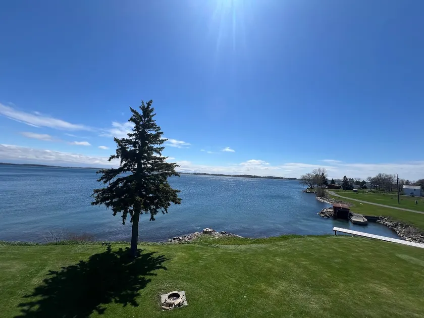 Four Season Waterfront Cottage / Howe Island - Image 1