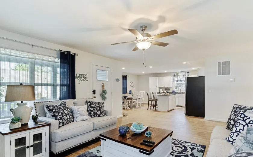 New! Sea'renity: Walk to the beach and downtown! - Image 1