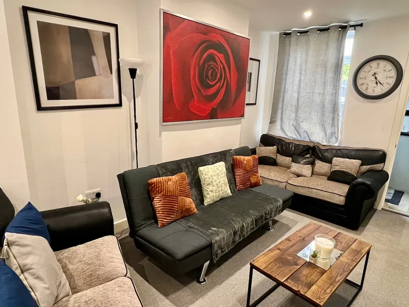 4 Bedroom Terrace House Near Town Cntr Wellingboro - Image 1