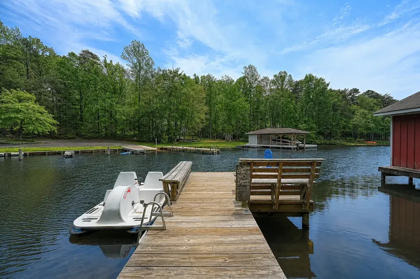 Family Getaway Sleeps 12, Salt Water Hot Tub - Image 1