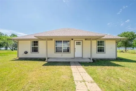 Have fun with Richland Chambers Lake front home - Image 1