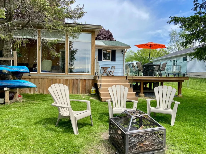 Cozy Lakeside Cottage on Lake Scugog - Image 1