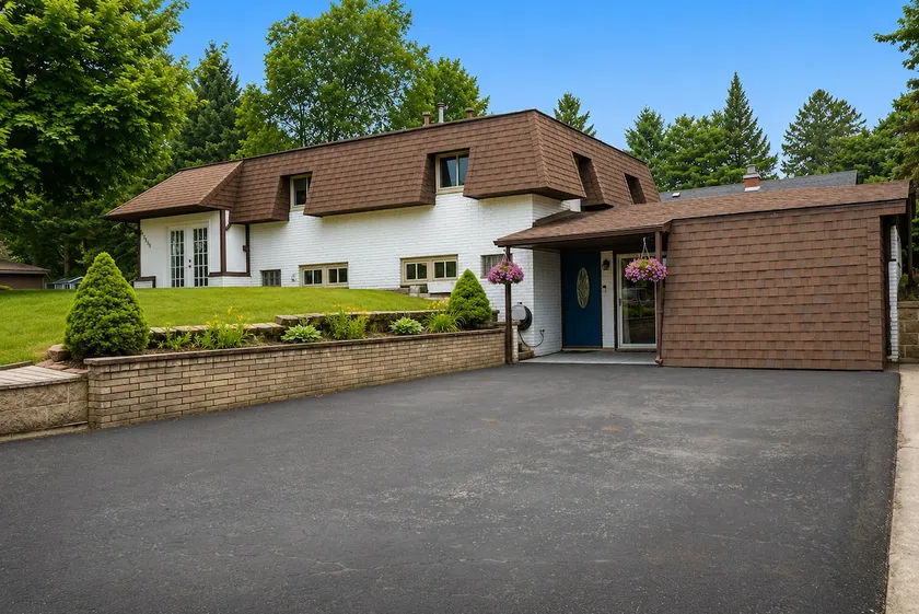 Large home w/huge yard, steps from the lake - Image 1