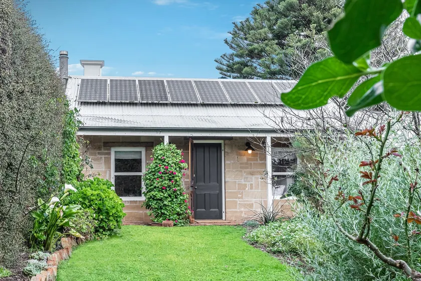 Tranquil Cottage On Mickle Cres - Image 1