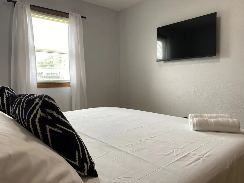 Henderson Haven | KING 2BD/1BA Newly Renovated Apt - Image 1