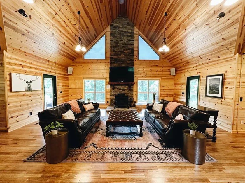 Chalet - Sleeps 17 w/ 2 King Suites + New Hot Tub - Image 1
