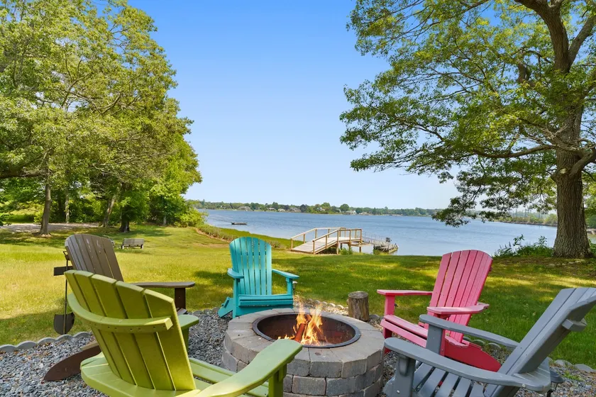 Waterfront Estate w Hot Tub, Dock & Kayaks - Image 1