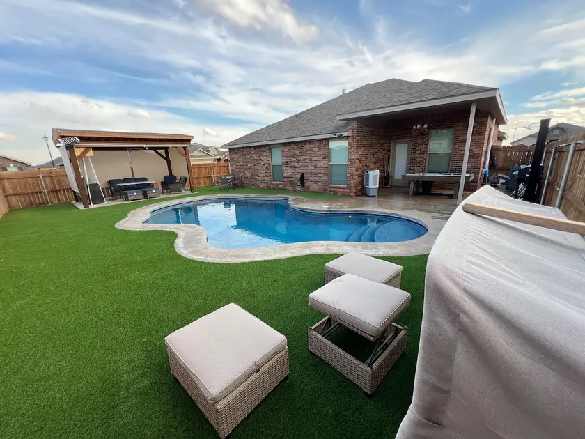 House in Midland with swimming pool - Image 1