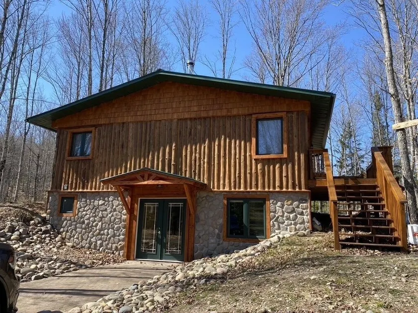 Beautiful log cabin in the UP - Image 1