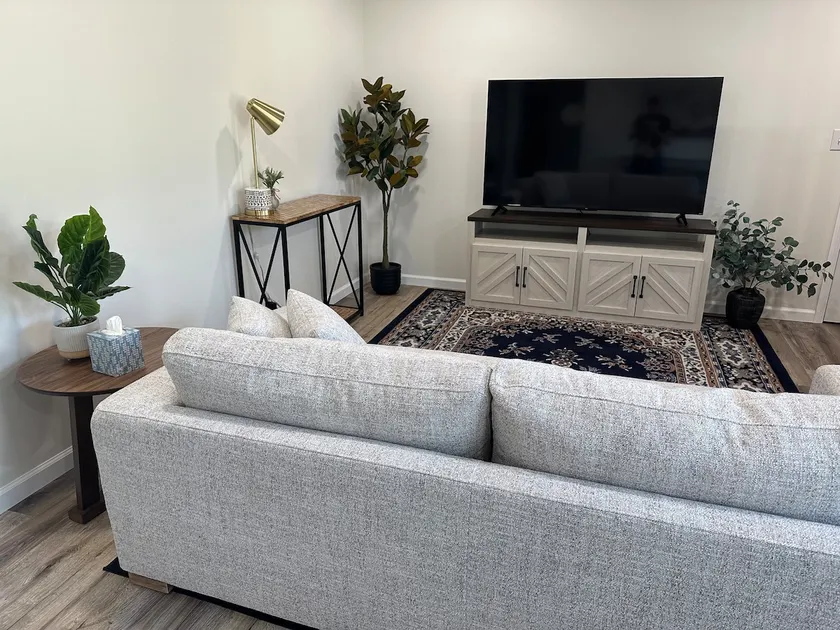 Beautiful 2 BR Cottage in Hamilton - Image 1