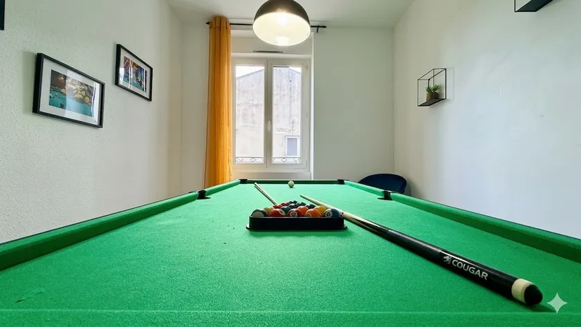 Pool & Arcade • 2 bedrooms • Train station 5 min away - Image 1