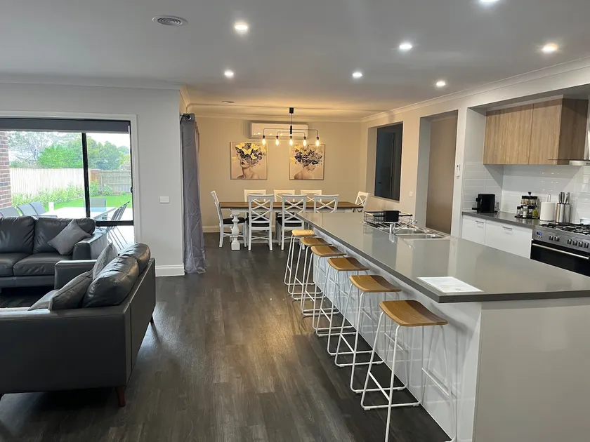 Modern 4 Bedroom, 4 Bed, 4 Bath - Image 1