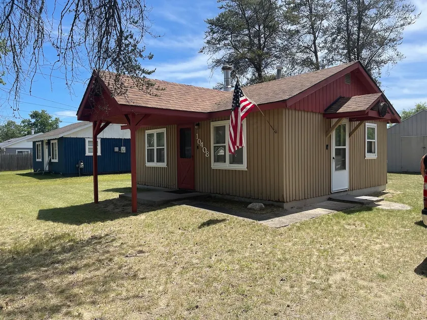 Exit 222 Cabin, Trails Out Back, Lake Minutes Away - Image 1