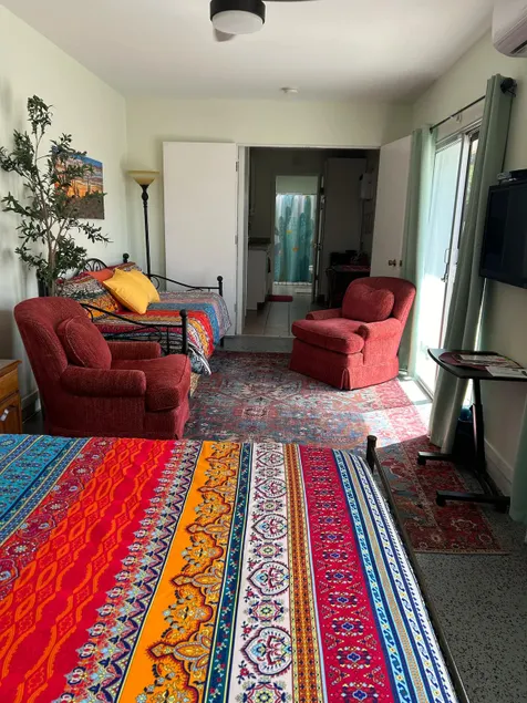Desert-themed studio w/ kitchenette. Accessible - Image 1