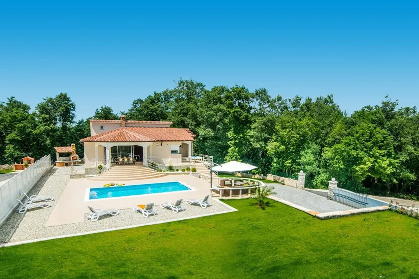 Villa Vivian by Villa Plus - Image 1