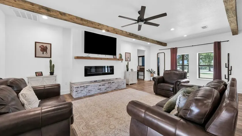 Ranch house - Image 1