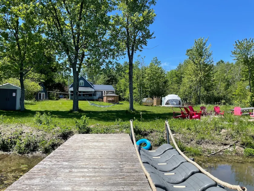 5-Acre Waterfront Cottage w/sauna，Pool & Hot Tub - Image 1