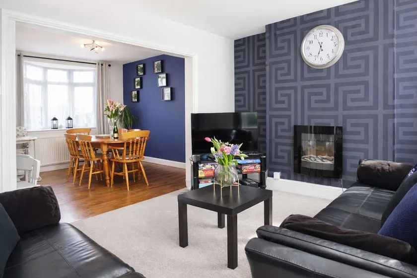 Chic 5 Bedroom House with Private Parking & Garden - Image 1