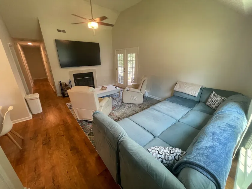 No Stairs, 86” TVs, King Beds & Massage Near UGA - Image 1