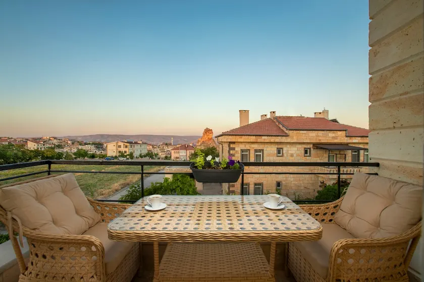 Castle-view balcony and private hot tub - Image 1
