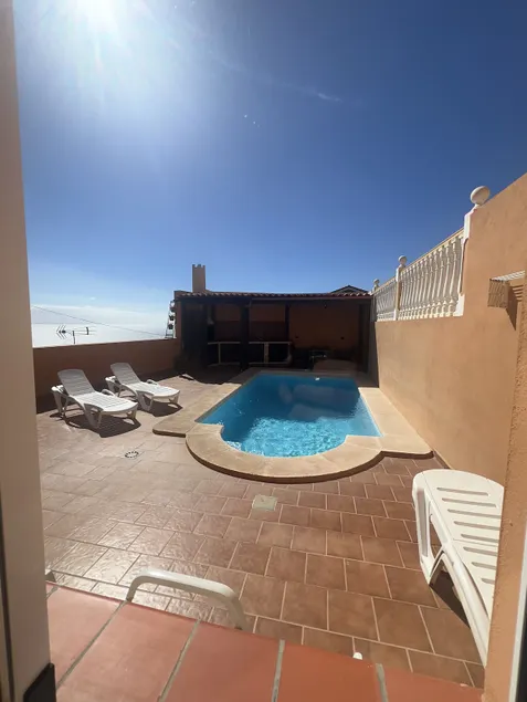 A house with its own pool - Image 1