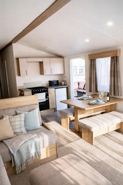 F42 Superior Sleeps 6 Family Size Free Parking - Image 1