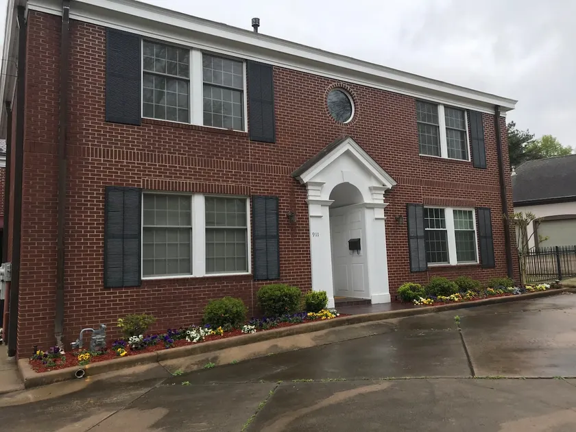 Newly renovated 3 bedroom townhouse - Image 1