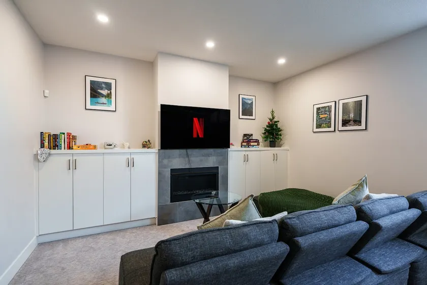 Spacious Private Suite · 10 Min Downtown & Airport - Image 1