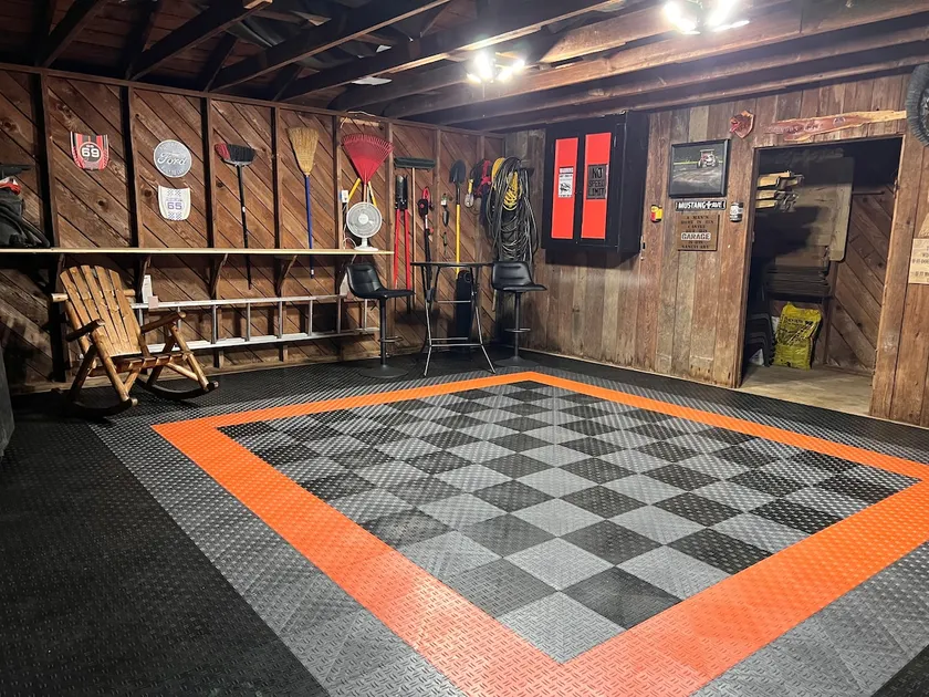 Dragons Lair, garage, motorcycle and car friendly - Image 1