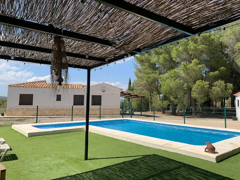 Country house with a pool. - Image 1