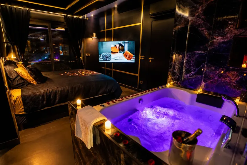 Unique Minka Cocon with private hot tub - Image 1