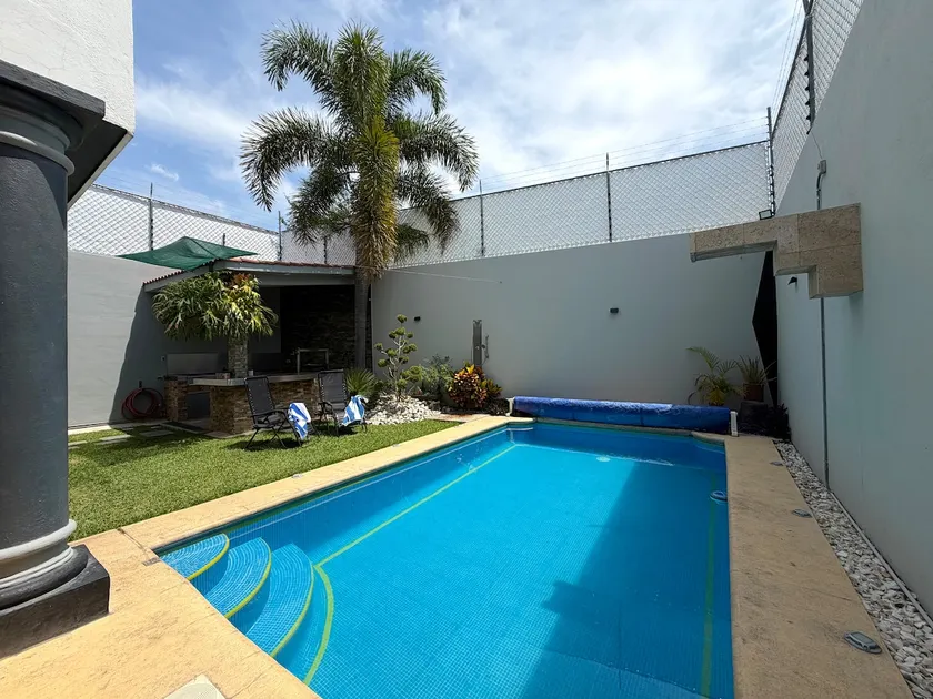 Private pool with Argentine-style grill - Image 1
