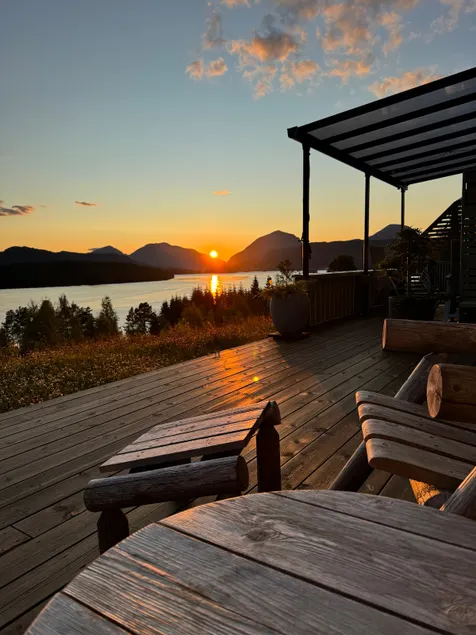 Cottage by the lake - Image 1